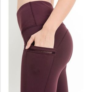 LAST MEDIUM✨Burgundy high waisted leggings!